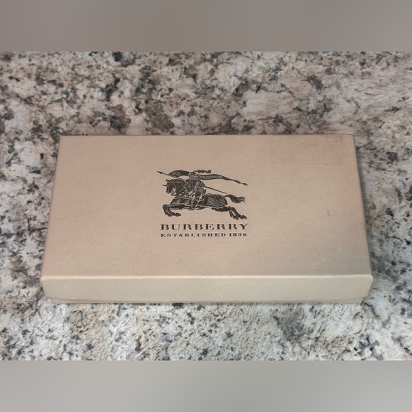 NWOT✨BURBERRY w/ DUSTY & BOX, STUDDED Patent Leather Long Zip Wallet IMMACULATE - Picture 6 of 12